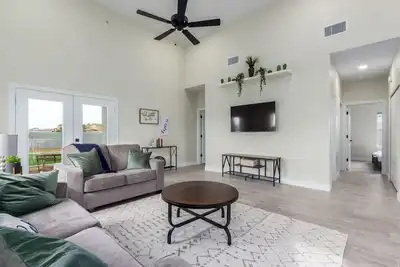Image de Minutes to Stadium, Sleeps 10, New home