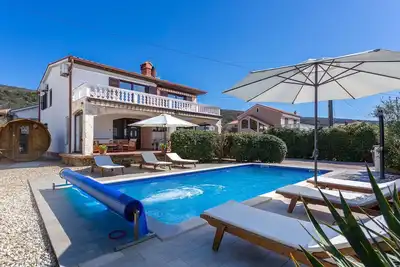 Bel appartement à Punat avec sauna