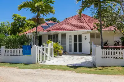 Image de Steps To Beach - Spacious Clean Cottage w/ Cook