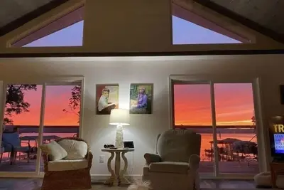 Image de Level Seneca Lakefront Villa with Gorgeous Sunsets 3, 510 sq. ft.