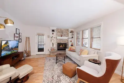 Image de The Passport Suite (#5) | Near Flc, Town, Trails, Golf - Pool & Hot Tub