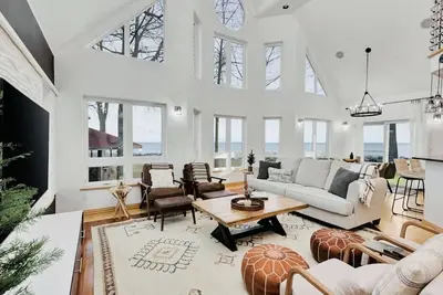 Image de Making Memories: Luxury Lakeshore Retreat