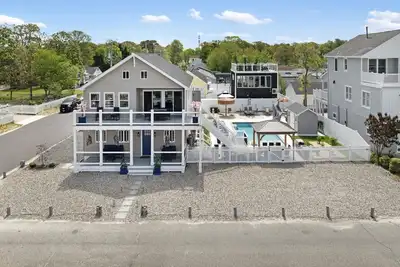 Image de Bayfront 6 bedroom 3 bath w/in-ground pool!