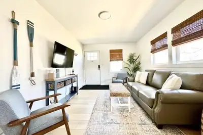 Image de Cozy 3 Bedroom Cottage • Your Home Away From Home.