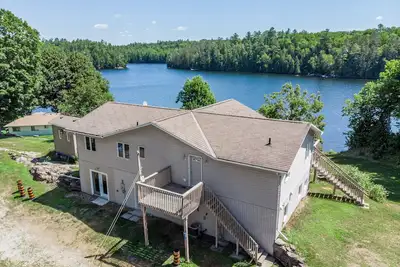 Image de 7 bedrooms, 2 kitchens, large deck overlooking lakefront cottage. Max 14 persons