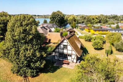 Image de Cozy thatched roof house - 2min to the Röggeliner lake
