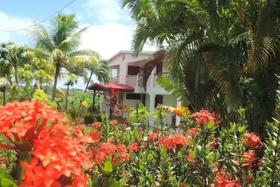 Image de Gîte F2 avec piscine et jardin - Domaine De Laureal