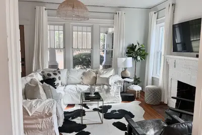 Image de Hanks Farm 🖤- Sleeps 5, 1930s farm 1. 5 acres, Charming Cozy, Events, Pets ok
