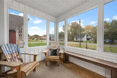 Image de Spacious 3 bedroom cottage, sleeps 10, 4 mins to beach, 6 person sauna