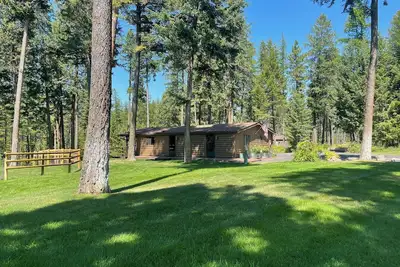 Image de 2 bedrooms, 2 bath cabin in the Alpine forest with views of flathead lake.