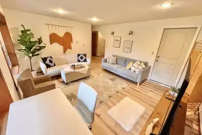 Image de Hilltop Daylight Basement Apartment with mountain views!