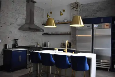 Image de 5, 000 sq ft Historic Fletcher Place Home-Sleeps 22