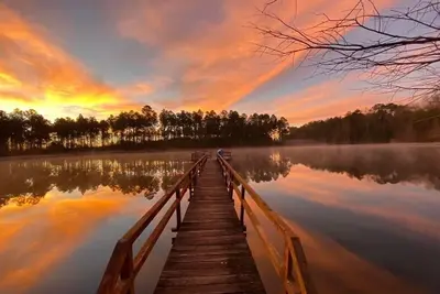 Image de “The Pines Homestead” Secluded Retreat Home with its own five acre lake.