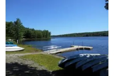 Image de Newly remodeled cabin on lake. 20 minutes from Pocono mountains.