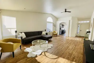 Image de Glendale Gem with Pool & Office in Prime Location