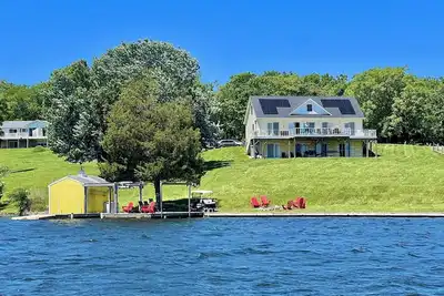 Image de Lakefront  of 240 feet on Private side. Lake and Sunrise view from every room! ! !