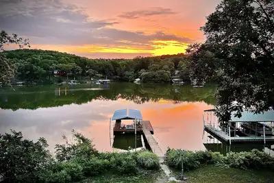 Image de Lakefront Retreat + private dock + game room + large patio pizza oven bar