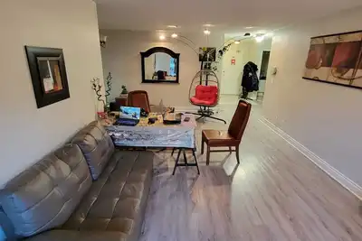 Image de Super Quiet place walkable to King George Sky Train