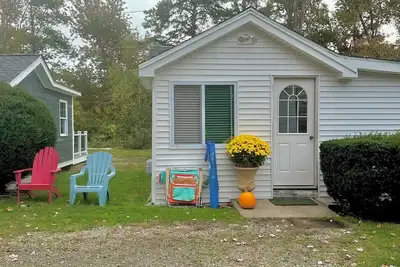 1-bedroom cottage with Grove Beach 🏖️ access.