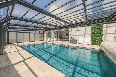 Image de Loft de luxe avec piscine couverte chauffée, jacuzzi et sauna