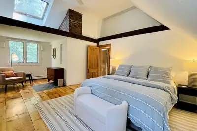 Image de Renovated 19th century farmhouse with swimming pond in private, bucolic setting