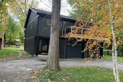 Image de Grand Bend Riverfront 4 Season 4 Br cottage close to beaches & conservation area