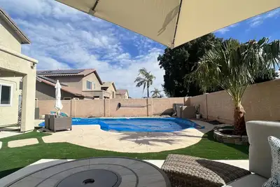 Image de Luxurious Home in Peoria \"Pacific Nw Desert Gem\"!