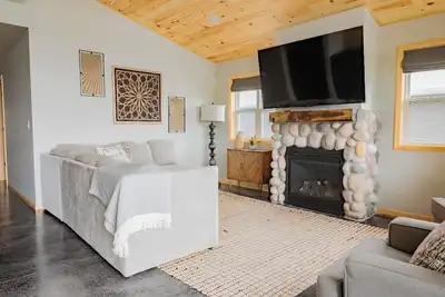 Image de Newly Built Lakeshore Home on 2400 acre Full-Recreation Lake