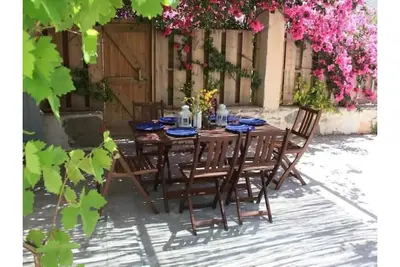 Image de Maison traditionnelle cycladique, au cœur de Parikia avec jardin.