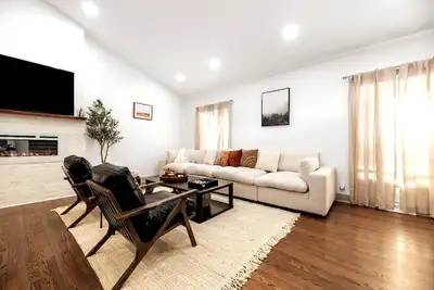 Image de Modern/Luxe style with 2 Master en Suites-Fenced in Custom Home In SouthPark!