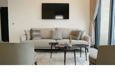 Image de ♥Mamilla'S Chic ♥ Stunning 2 Bdr w. balcony ♥Parking ♥New!