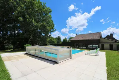Image de Grande maison périgourdine avec piscine privée couverte au coeur de la nature