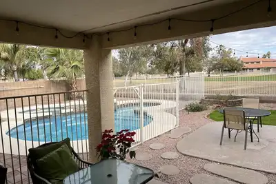 Image de Spacious house on golf course, minutes to stadium, shopping and entertainment! ! .