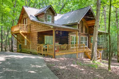 Image de North Georgia Log Cabin Located in Bent Tree!