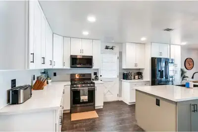 Image de Mid Century Modern Pool Home w/ Game Room