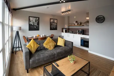 Penthouse with views, perfect spot!