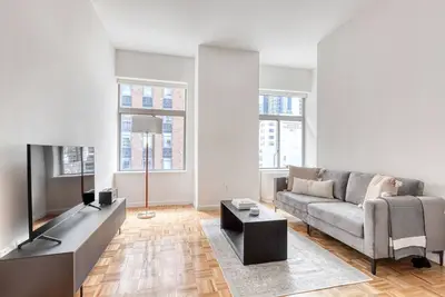Image de Bright FiDi Studio w/ Gym & Doorman, nr Freedom Tower, by Blueground