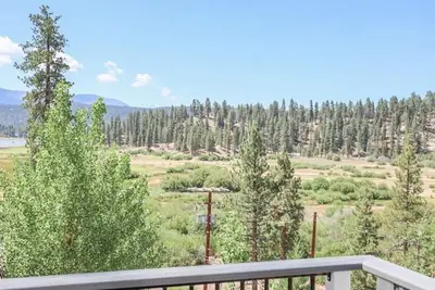 Image de Tree Top Views- Peekaboo Lake View- Foosball