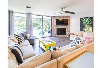 Image de 3 minute walk to the beach, 2 pools and a hot tub, private beach!