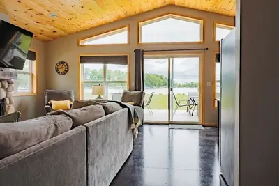 Image de Brand New Lakeshore Home