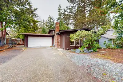Image de Split-level home with 2 fireplaces & backyard - near downtown & Lake Whatcom