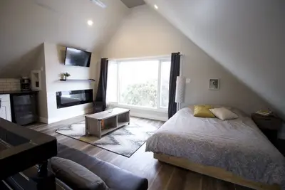 Image de New Cozy Studio Loft w/ Private Rooftop Patio