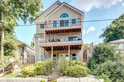 Image de Beautiful House overlooking Lake Chemung, with a Private Chef Tasting option.