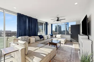 Image de Penthouse @ 175 Lex -Walk to Rupp Arena on Main St