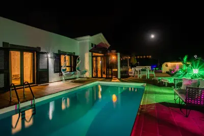 Image de Stunning luxury Spa Villa. Heated pool and air conditioning. Hot tub available.