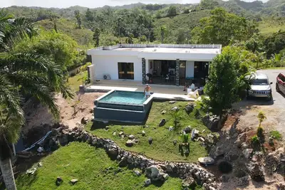 Image de splendid villa with its infinity pool offering you a view of nature
