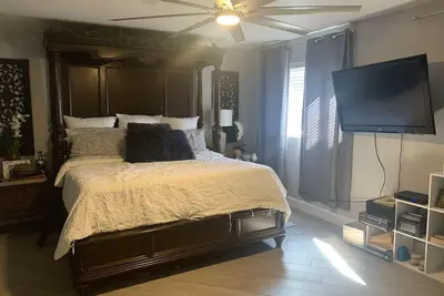 Image de 10 min walk to stadium. Pets welcome