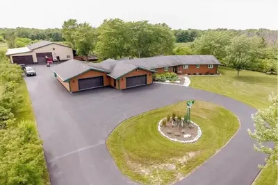 Image de Rock Creek Farm: 5 beds, pool, trails, 25 min to Cedar Lake, 40 min to Chicago.