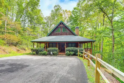 Image de Dahlonega Cabin w/ Hot Tub, 4 Mi to Downtown!