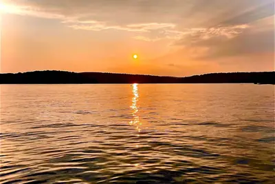 Image de Sunset Cottage - Lakefront Cottage with Private Dock